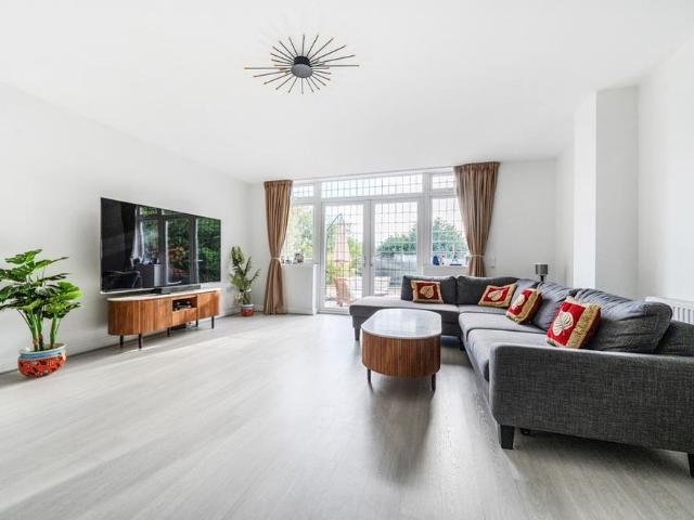 5 bedroom detached house to rent