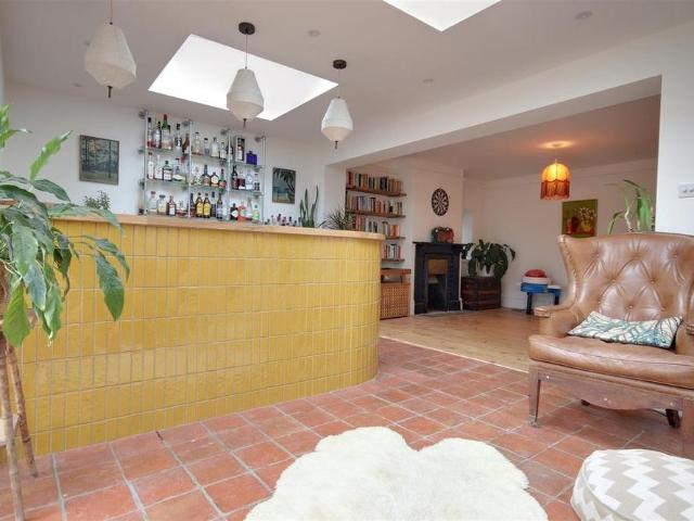 5 bedroom detached house to rent