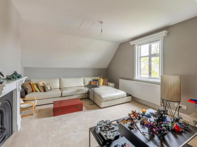 5 bedroom detached house to rent