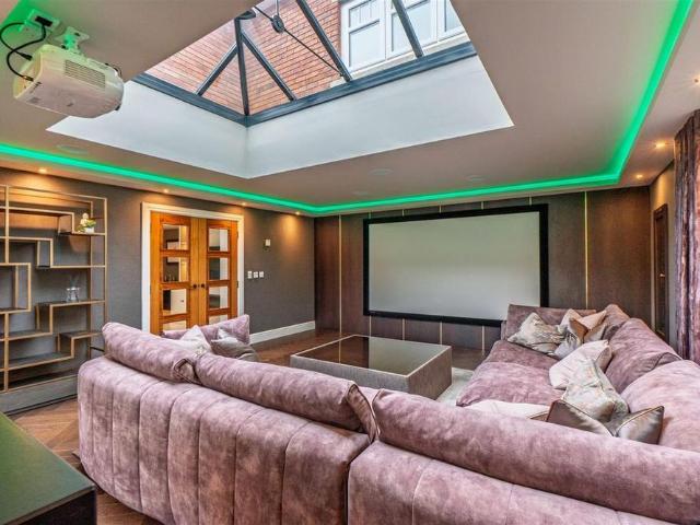 5 bedroom detached house to rent