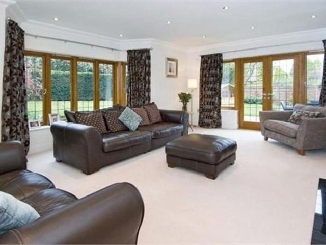 5 bedroom detached house to rent