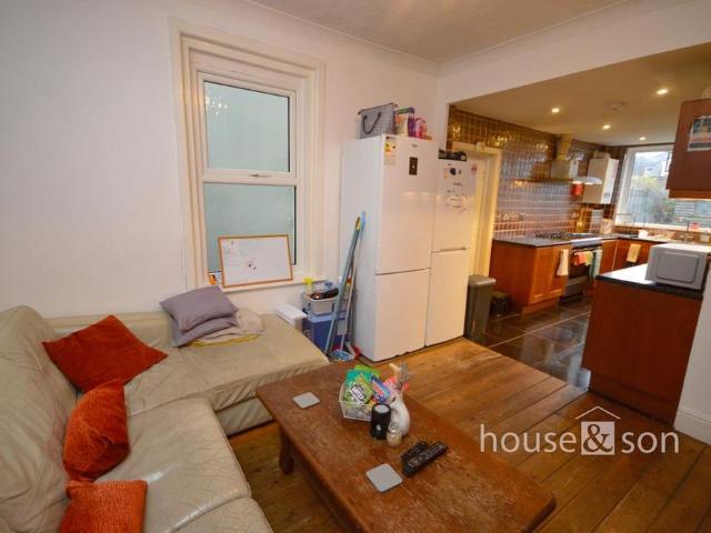 5 bedroom detached house to rent