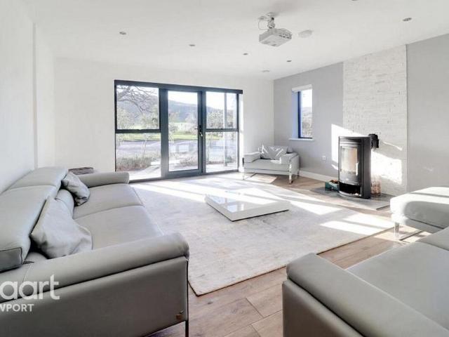 5 bedroom detached house to rent