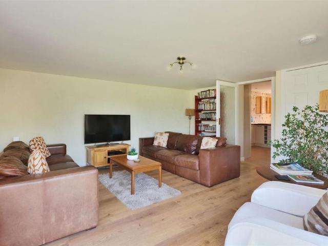 5 bedroom detached house to rent