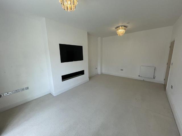 5 bedroom detached house to rent