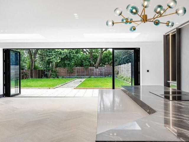 5 bedroom detached house to rent