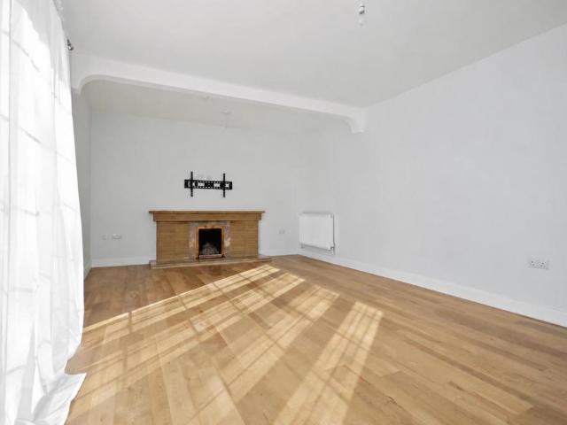5 bedroom detached house to rent