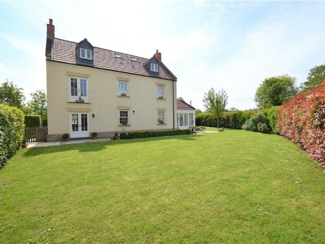 5 bedroom detached house to rent