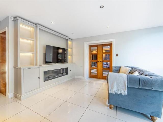 5 bedroom detached house to rent