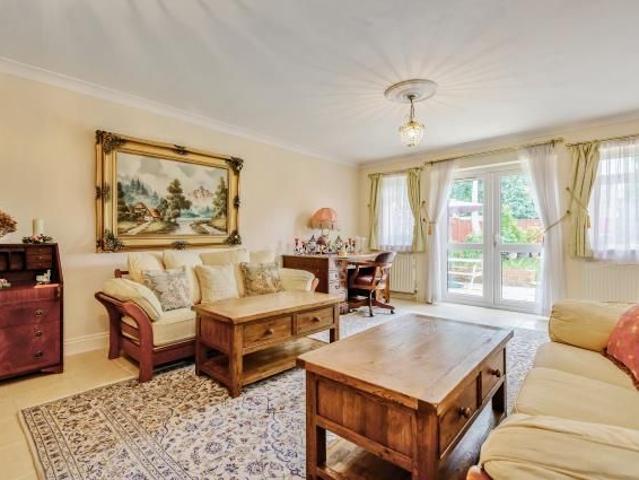 5 bedroom detached house to rent