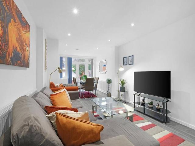 5 bedroom detached house to rent