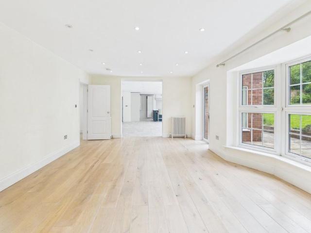 5 bedroom detached house to rent