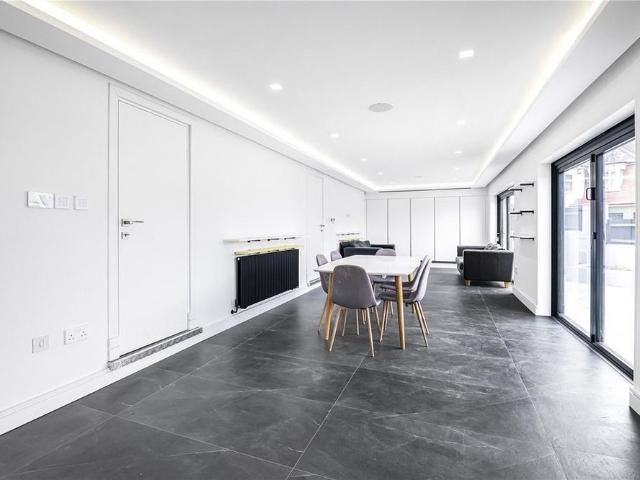5 bedroom detached house to rent