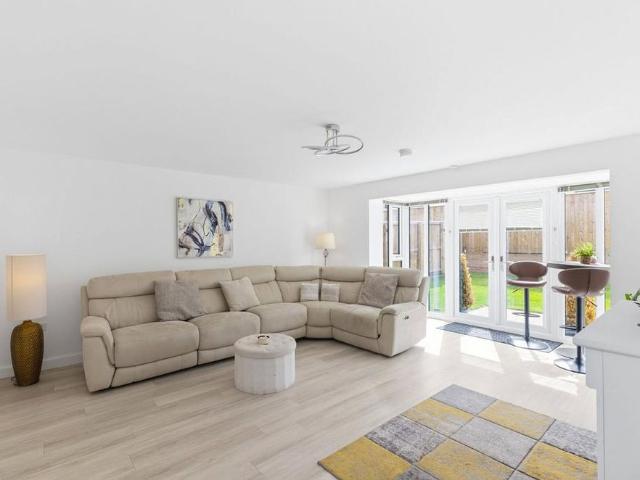 5 bedroom detached house to rent