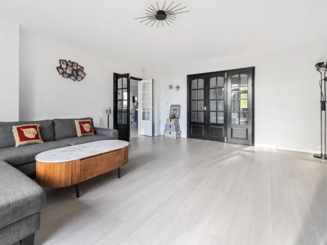 5 bedroom detached house to rent