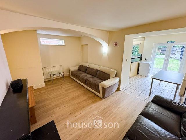 5 bedroom detached house to rent