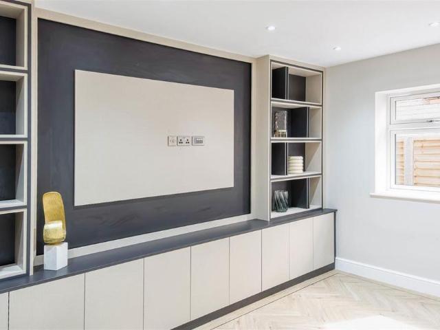 5 bedroom detached house to rent