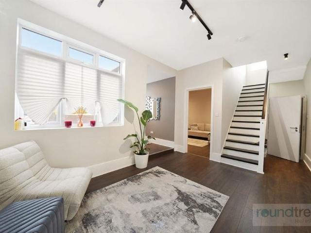 5 bedroom detached house to rent