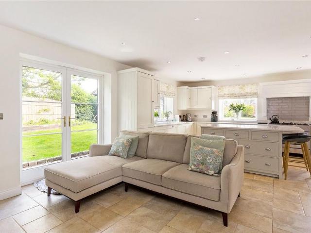 5 bedroom detached house to rent