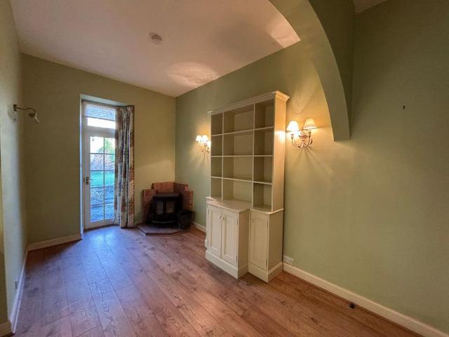 5 bedroom detached house to rent