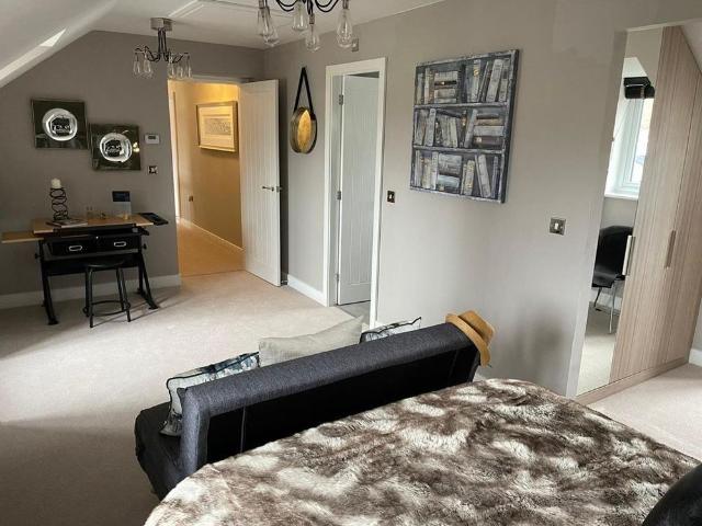 5 bedroom detached house to rent