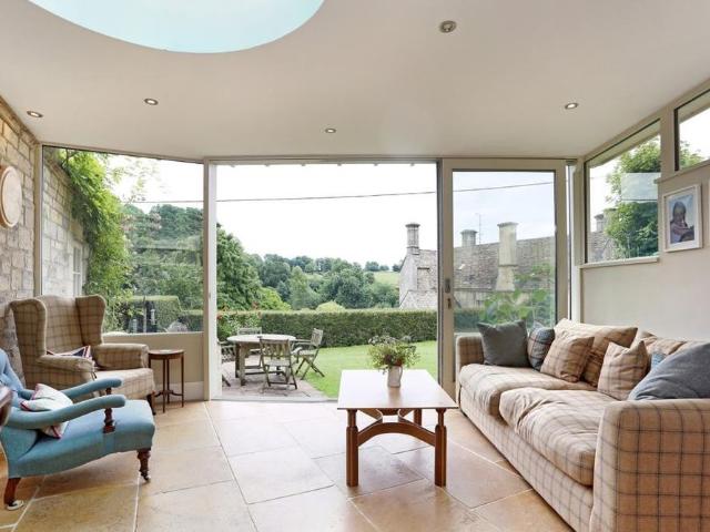 5 bedroom detached house to rent