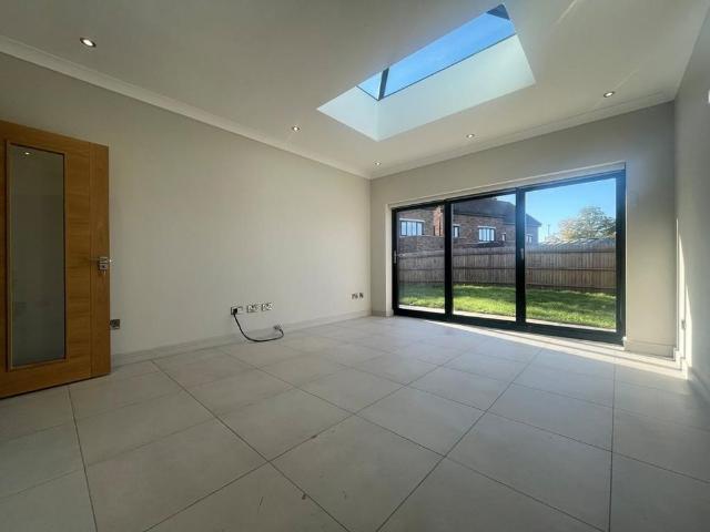 5 bedroom detached house to rent