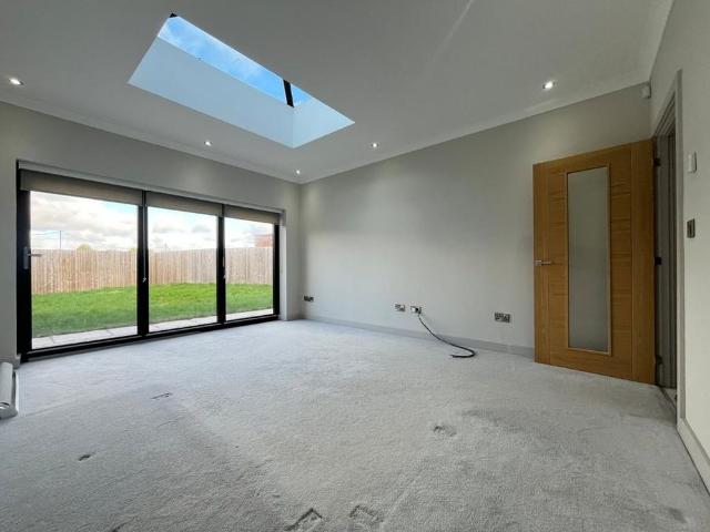 5 bedroom detached house to rent