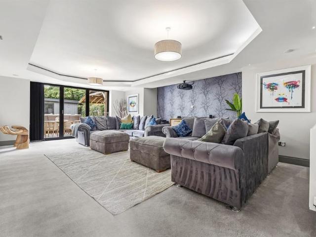 5 bedroom detached house to rent