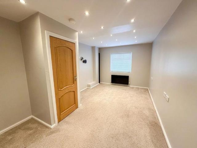 5 bedroom detached house to rent