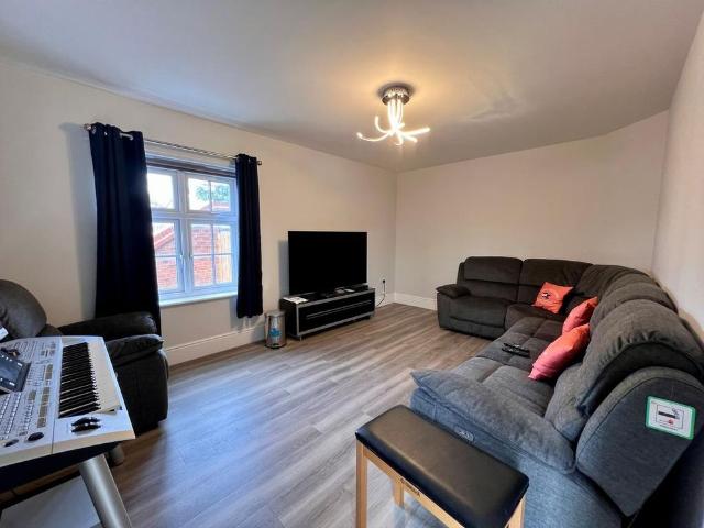 5 bedroom detached house to rent