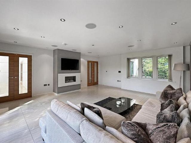 5 bedroom detached house to rent