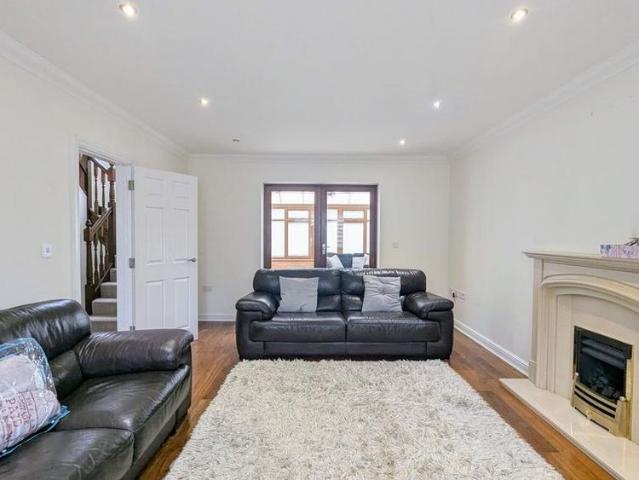 5 bedroom detached house to rent