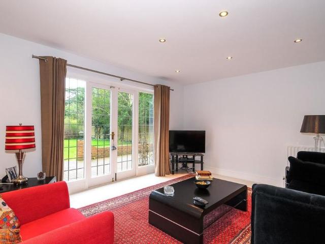 5 bedroom detached house to rent