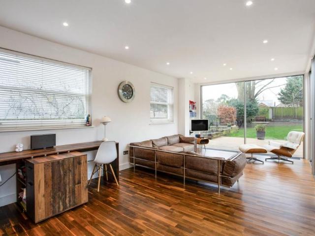 5 bedroom detached house to rent