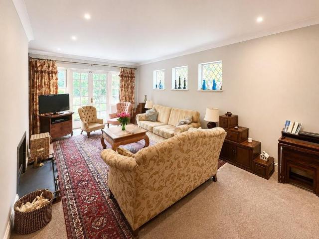 5 bedroom detached house to rent