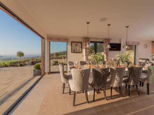 5 bedroom detached house to rent