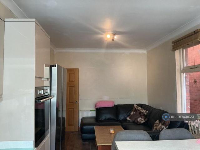 5 bedroom detached house to rent
