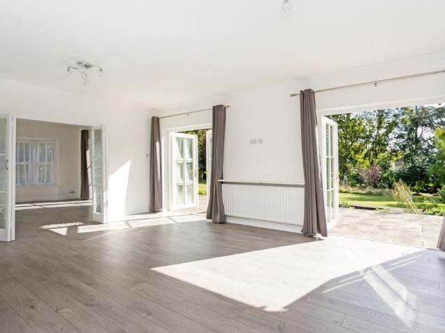5 bedroom detached house to rent