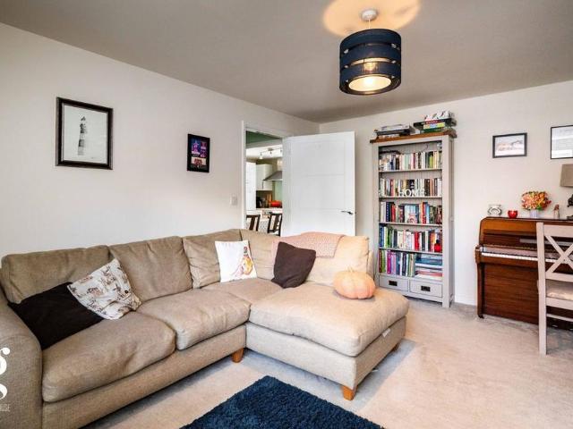 5 bedroom detached house to rent