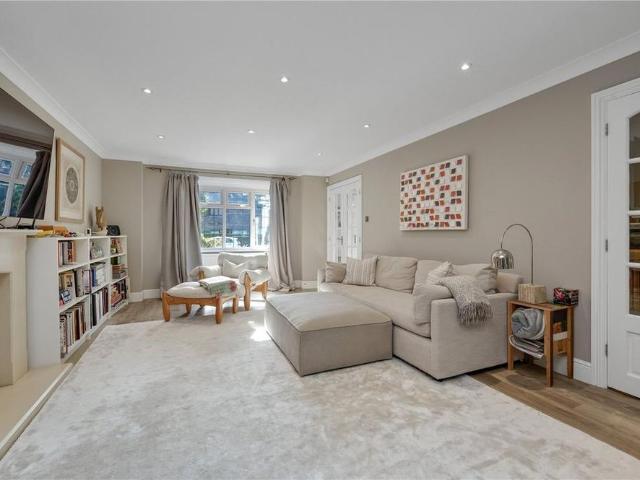 5 bedroom detached house to rent
