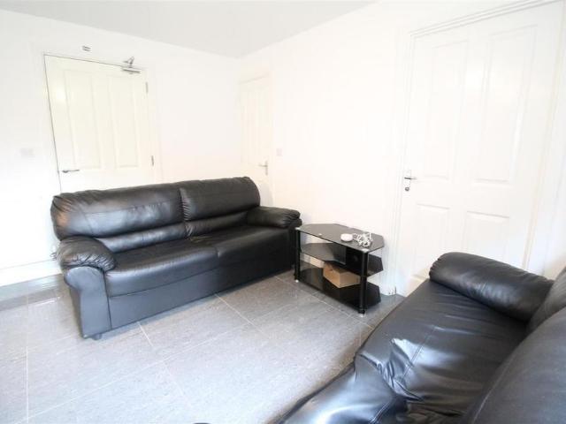 5 bedroom detached house to rent