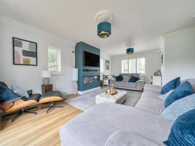 5 bedroom detached house to rent