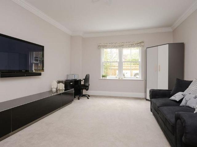 5 bedroom detached house to rent
