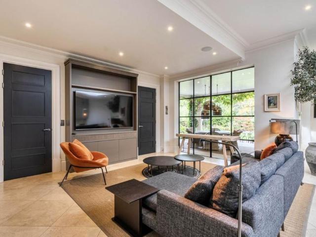5 bedroom detached house to rent