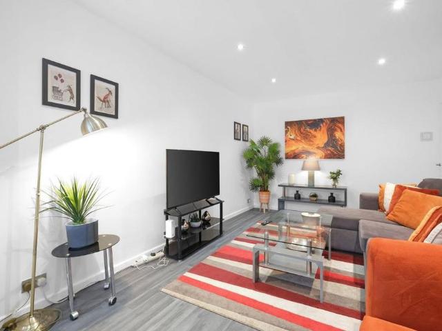 5 bedroom detached house to rent