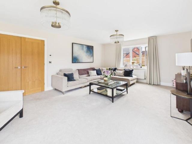5 bedroom detached house to rent