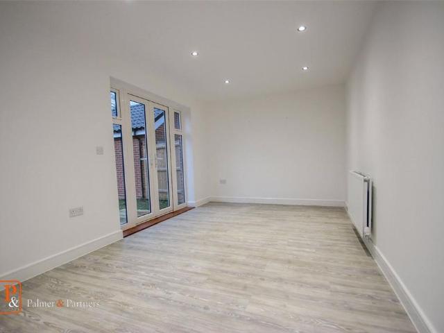 5 bedroom detached house to rent