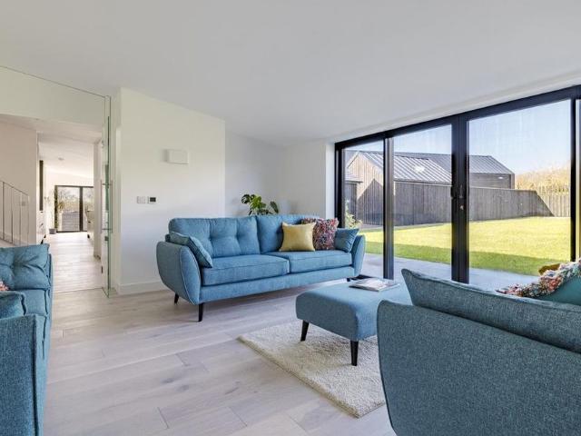 5 bedroom detached house to rent