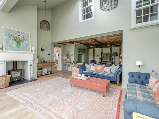 5 bedroom detached house to rent